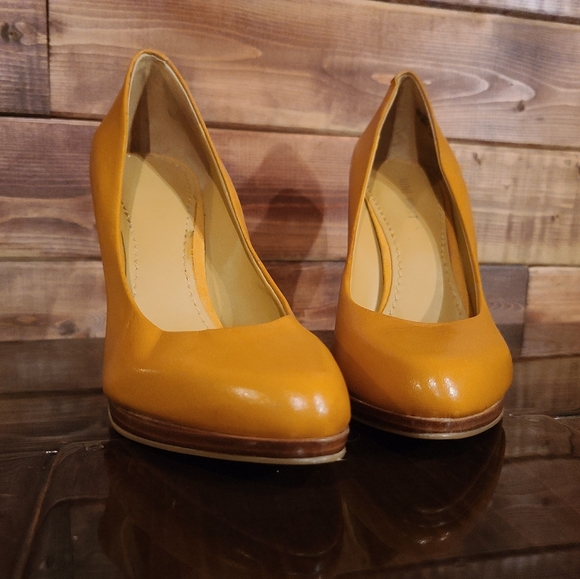 Mustard Nine West shoe - Picture 2 of 8